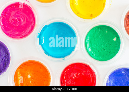 Il coperchio dai barattoli di vernice con i campioni di colori Foto Stock