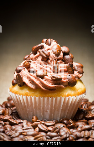 Muffin con crema al cioccolato e caffè in grani Foto Stock