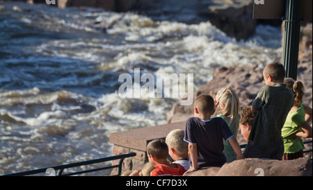 American Big Sioux River Sioux Falls Park South Dakota negli Stati Uniti gruppo di bambini seduti all'aperto sul retro dell'acqua, vista della vita quotidiana ad alta risoluzione Foto Stock