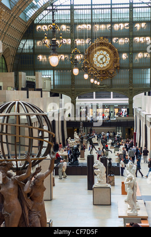 Parigi, Francia - Vista interna al piano principale del 'Museo d'Orsay', con grande orologio, Musee d'orsay, stazione orologio Foto Stock