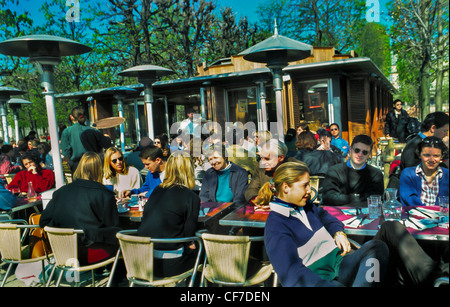 Parigi, Francia, Cafe Bistro Restaurant, 'Cafe Very' nei Giardini Tuileries affollano la gente che condivide bevande e conversazione sulla terrazza a Springtime, pranzo al caffe' a parigi Foto Stock