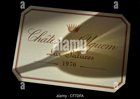 Ombra di una degustazione di vino caduta del vetro sull'etichetta del Chateau d' Yquem sur Saluces Sauternes francese Bordeaux vino bianco 1976 Foto Stock