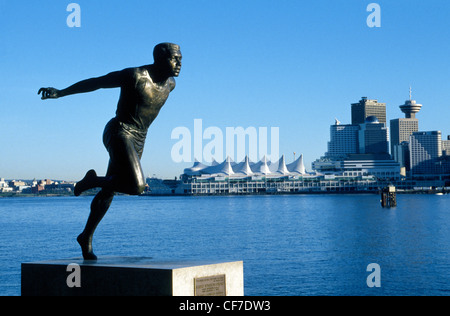 Una statua nel Parco di Stanley onorando il Canada la famosa black Olympic runner Harry Winston Jerome si affaccia su Vancouver e il suo porto in British Columbia. Foto Stock