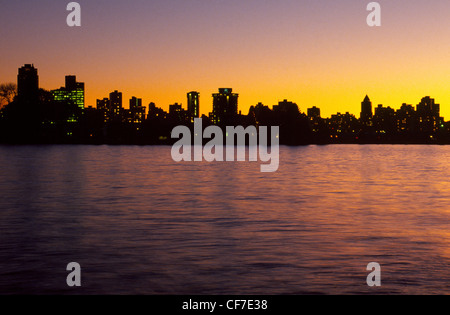 Una vista dal Parco di Stanley al tramonto sembra lungo il Porto di Vancouver al profilarsi skyline del metropolitan Vancouver in British Columbia, Canada. Foto Stock