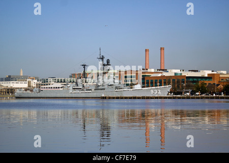 Guerra Mondiale 2 USS Barry mezzi navali DD 933 ancorato al Washington Navy Yard Anacostia River Foto Stock