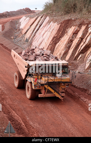 Cava di Caterpillar Carrello in Westleigh cava di calcare Devon Foto Stock