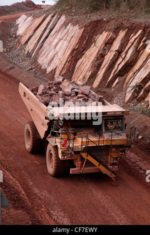 Cava di Caterpillar Carrello in Westleigh cava di calcare Devon Foto Stock