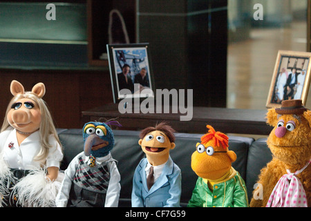 Con l aiuto di tre ventole, i Muppets deve riunirsi per salvare il loro vecchio teatro da un avido magnate dell'olio. Direttore: James Bobin Foto Stock