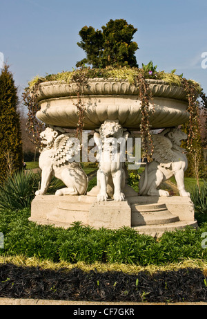 Piantato decorativi in pietra vaso urn scultura Regent's Park Londra Inghilterra Europa Foto Stock