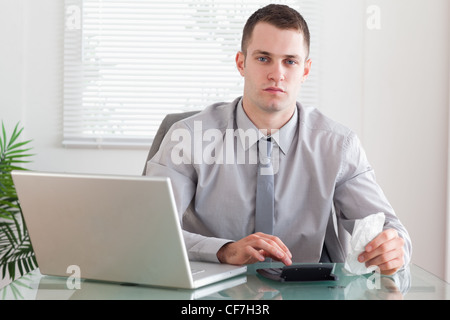 Imprenditore utilizzando la sua calcolatrice Foto Stock