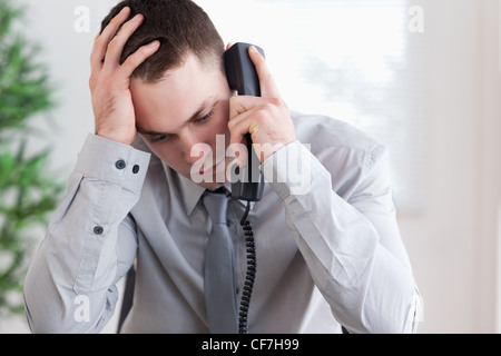 Imprenditore deluso sul telefono Foto Stock