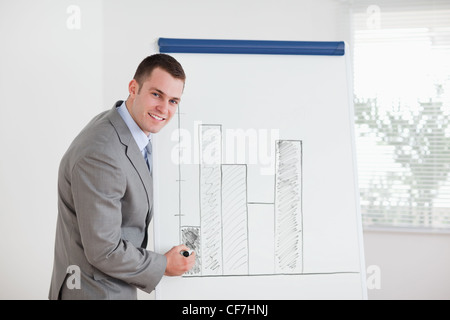 Imprenditore sorridente editing grafico a colonna Foto Stock