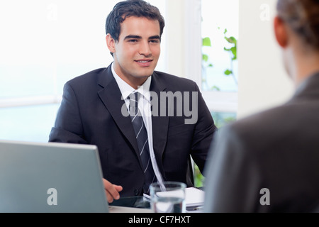 Giovani manager intervistando un candidato di sesso femminile Foto Stock