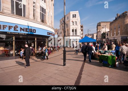 Hastings Centro Città frequentata da persone in una giornata di sole East Sussex Regno Unito Foto Stock
