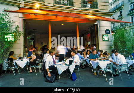 Parigi, Francia, Francese Ristorante Bistro, uomini di affari a pranzo, Condivisione Melas fuori sulla terrazza a "Kiosque" Foto Stock