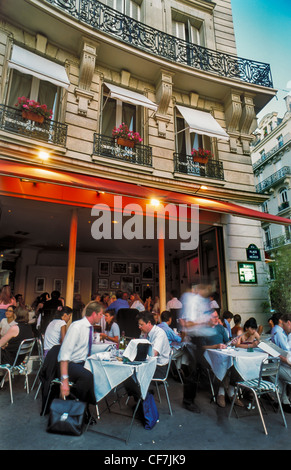 Parigi, Francia, grande folla di francesi, Bistro Restaurant, persone d'affari che condividono i pasti, all'esterno sulla terrazza del 'Kiosque' per uomini d'affari Foto Stock