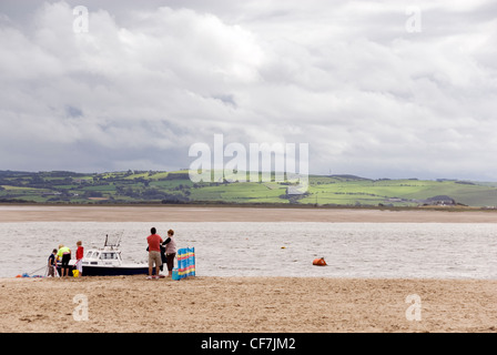 E per il divertimento di tutta la famiglia sulla spiaggia sabbiosa di Poco Nuvoloso Giorno di estate, Aberdyfi / Aberdovey, Snowdonia National Park, North Wales, Regno Unito Foto Stock