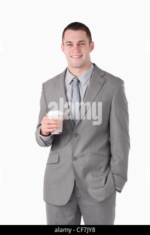 Ritratto di un giovane imprenditore tenendo una tazza di tè Foto Stock