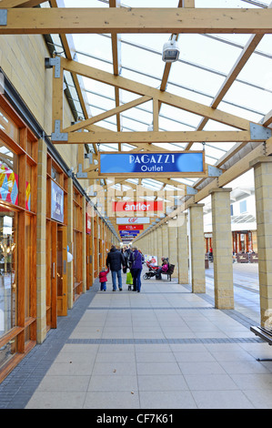 Il Lakeside Village Outlet Shopping Developement a Doncaster nello Yorkshire Regno Unito Foto Stock