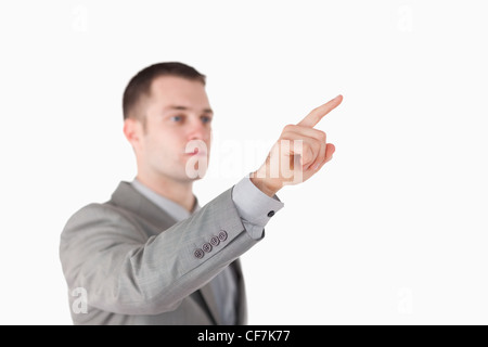 Giovane imprenditore toccando qualcosa Foto Stock