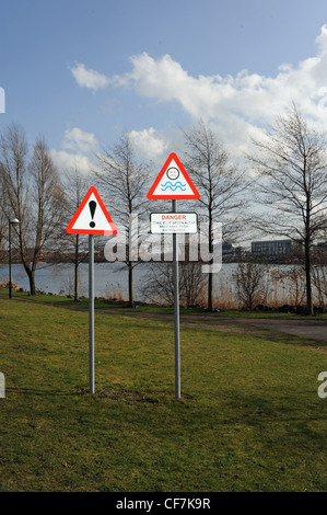 Tossico alghe blu-verdi cartello di avviso al lungolago e Keepmoat uomo fatto Developement a Doncaster nello Yorkshire Regno Unito Foto Stock