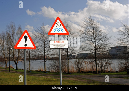 Tossico alghe blu-verdi cartello di avviso al lungolago e Keepmoat uomo fatto Developement a Doncaster nello Yorkshire Regno Unito Foto Stock