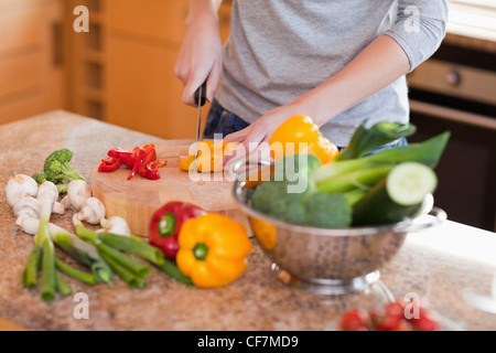 La donna come tagliare le verdure Foto Stock
