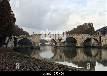 Ponte Sisto ponte sul fiume Tevere Foto Stock