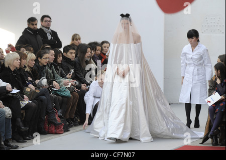 Alexis Mabille Parigi Haute Couture pronto a indossare Primavera Estate modello indossando un pezzo flolength velo abito da sposa Foto Stock