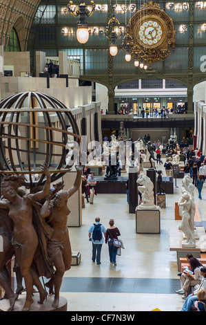 Parigi, Francia - Panoramica, affollamento di persone che visitano l'interno al piano, Museo d'orsay, Museo d'orsay, interni, esposizione di sculture, vacanze storiche Foto Stock