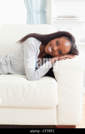 Giovane donna sdraiato sul lettino Foto Stock
