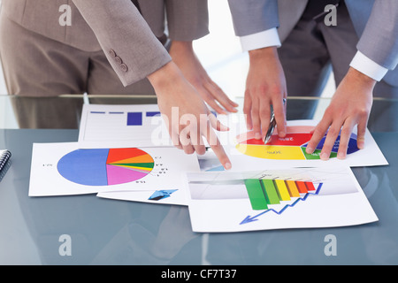 Le mani della gente di affari studiando le statistiche Foto Stock