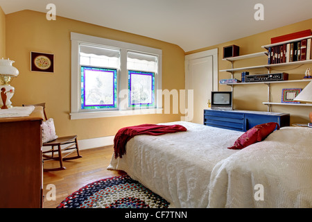 Semplice vecchia casa interiore camera da letto con letto bianco. Foto Stock