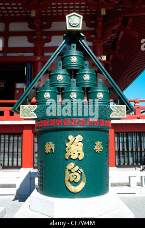 Santuario al di fuori del tempio Senso-Ji a Tokyo Giappone Foto Stock