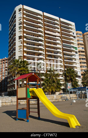 Far scorrere in un campo giochi per bambini a Playa de la Malagueta spiaggia centrale di Malaga Andalusia Spagna Europa Foto Stock