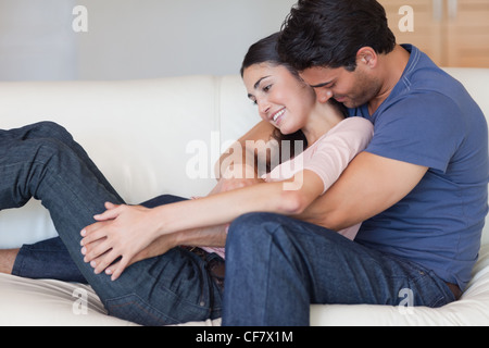 Uomo di baciare la sua ragazza nel collo Foto Stock