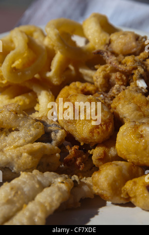 Pescaito frito el Malaga il pesce alla griglia sulla terrazza del ristorante quartiere Pedregalejo Malaga Andalusia Spagna Europa Foto Stock