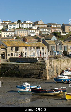 Il porto interno muro e vecchio cottage a Porthleven Cornovaglia Foto Stock