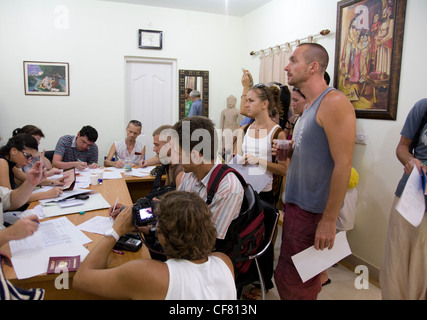 GOA, India - 4 Marzo 2012: russo prezident scrutinio elettorale stazione su Marzo 4, 2012 in Goa, India. Popolo russo ottenere bul Foto Stock