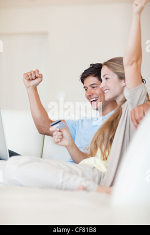 Ritratto di una coppia di successo lo shopping online Foto Stock