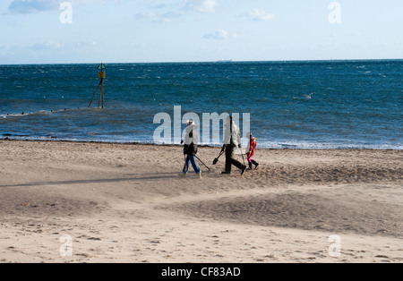 Famiglia sulla spiaggia di Exmouth,canine, nuvole, costa, costiere, colore, colorata, colore, colorata, cane, devon, di rilevamento di metallo Foto Stock