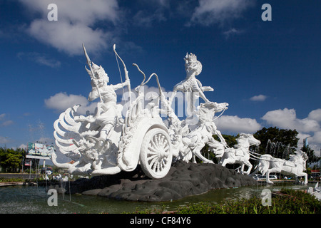 Indonesia asia, isola di Bali, statua, Patung Cerita Kisah, vicino aeroporto Denpàsar, bianco, mitologia, arte, rotonda, carro, un Foto Stock