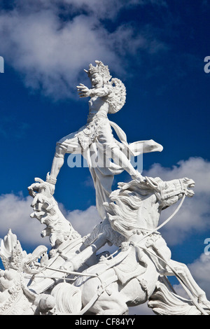 Indonesia asia, isola di Bali, statua, Patung Cerita Kisah, vicino aeroporto Denpàsar, bianco, mitologia, arte, rotonda, carro, un Foto Stock