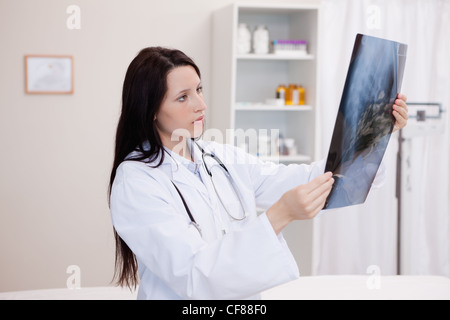 Medico guardando un insieme di raggi X Foto Stock