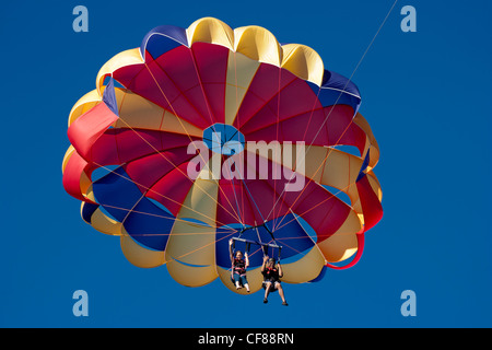 Giovane parasailing sopra il mare di Cortez-Cabo San Lucas, Messico. Foto Stock