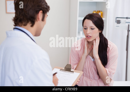Medico avente la conversazione con il paziente Foto Stock