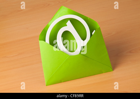 E-mail segno è in una busta verde. Foto Stock