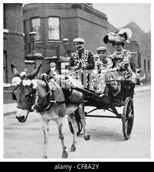 1926 Londra Costers in full regalia perlacea re e regina cockney Foto Stock