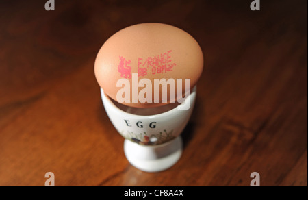 Free Range egg con controllo di qualità marchio apposto sul guscio in un eggcup . Il prezzo della scelta libera di uova è impostato a salire REGNO UNITO Foto Stock