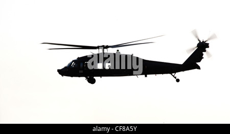 Silhouette di una forza aerea israeliana Black Hawk elicottero Sikorsky S-70 UH-60 su sfondo bianco Foto Stock